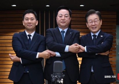 [포토] 손 맞잡은 더불어민주당 당대표 후보들