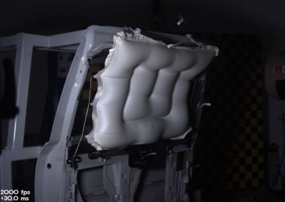 '0.03초만에 차르륵'…車아래서 위로 터지는 커튼 에어백 세계 첫 공개