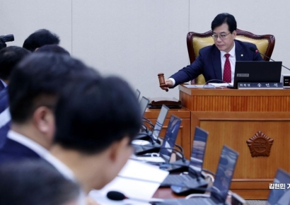 [포토] 기재위, 강민수 국세청장 후보자 인사청문보고서 채택