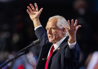 "방금 감옥에서 나왔다" 트럼프 책사 등장에 박수갈채