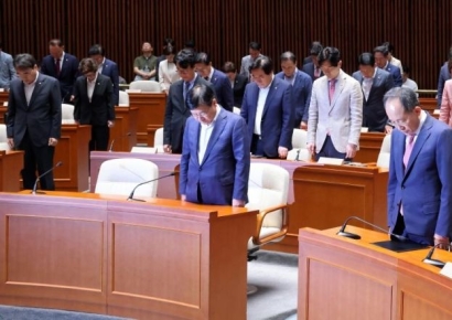 [포토] '채해병 순직 1주기' 묵념하는 국민의힘 의원들