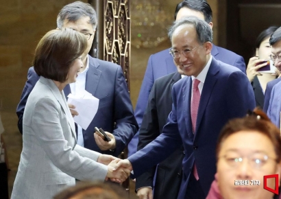 [포토] 악수하는 추경호 - 나경원