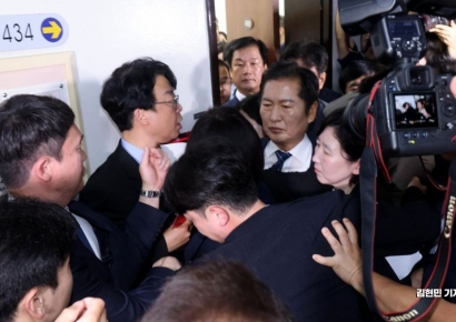 '尹탄핵 청문회' 시작부터 아수라장…"퇴거하라" vs "위원장이 나가라"