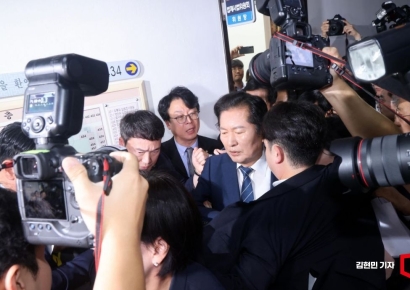 [포토] '대통령 탄핵 청원' 청문회 향하는 정청래