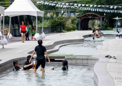 [포토] 물놀이하며 더위 식히는 시민들