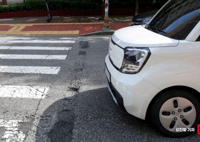 [포토] 집중호우에 도로 곳곳 '포트홀' 발생