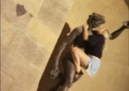 동상에 매달려 음란행위한 여성 관광객…피렌체 '발칵'