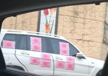 욱일기 차량 또 목격됐다…스티커 뜯은 시민 신고까지