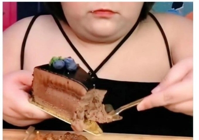  "하루 10시간씩 먹더니…" 결국 생방송 중 사망한 中 먹방 스타