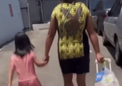 끓는 아스팔트 길에 6세 딸을 맨발로…"신발 사줄 돈 없다" 엄마의 변명