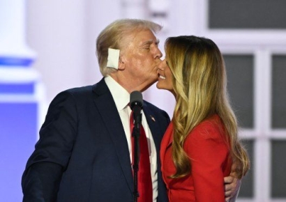 트럼프 키스 시도하자 고개 돌린 멜라니아… '불화설' 점화