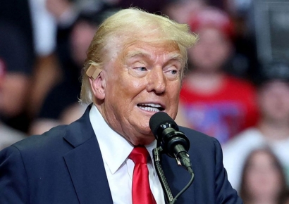 前백악관 주치의 "트럼프 귀에 2cm 흉터…청력검사 할 것"