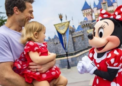 웃는 인형탈 벗으면 노숙자 신세…'꿈의 나라' 디즈니랜드에 무슨 일이