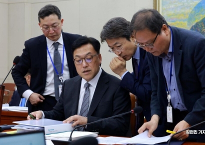 [포토] 실무자들 보고받는 김병환 후보자