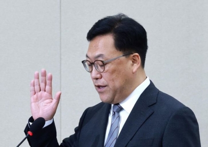 [포토] 선서하는 김병환 금융위원장 후보자