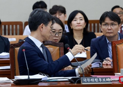 [포토] 관계자와 대화하는 김완섭 환경장관 후보자