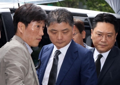 [포토] 카카오 김범수 구속심사 출석…취재진 질문엔 '묵묵부답'