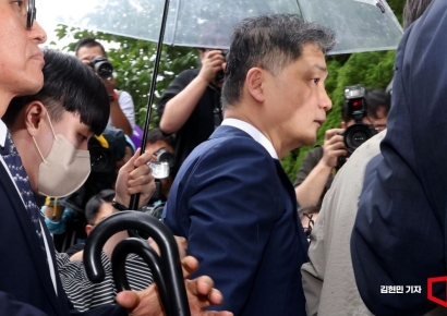 [포토] 카카오 김범수 구속심사 출석…'얼굴에 드리운 그림자'