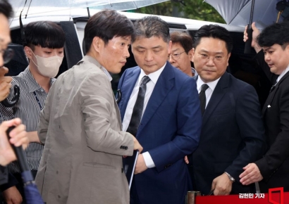 [포토] 'SM 시세조종 의혹' 카카오 김범수 영장실질심사 출석