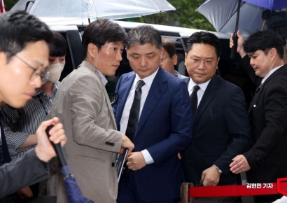[포토] 'SM 시세조종 의혹' 카카오 김범수, 구속 갈림길
