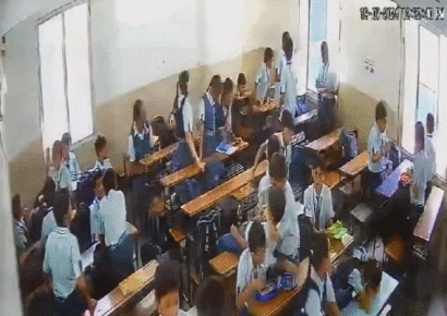 교실 벽면 무너지며 학생들 추락…인도 학교 붕괴 순간