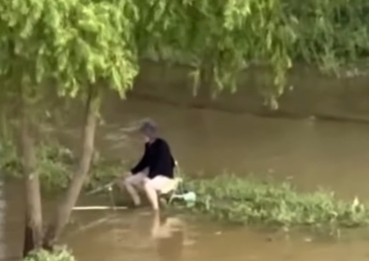 출입금지 한강공원서 포착된 '강태공'…누리꾼 "살려야 하나"