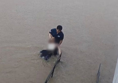 "살기 싫다"며 폭우 속 중랑천 뛰어든 여성…경찰 맨몸구조