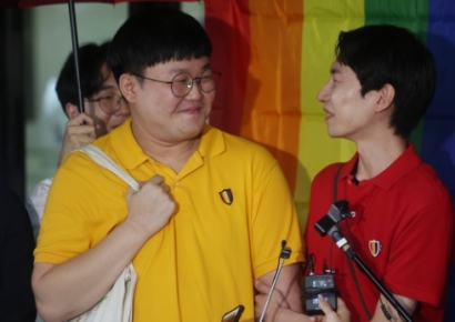 "혼인신고서 제출합니다"…건보 판결 후 성소수자들 '주먹 불끈'