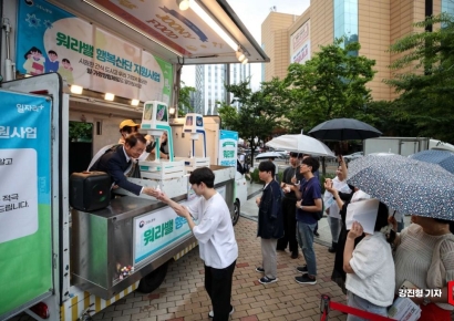 [포토] 구로디지털단지서 직장인들에게 아이스크림 전달하는 이정식 장관