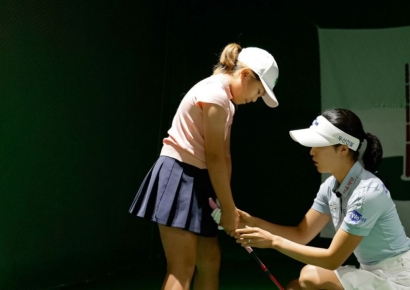 두산건설, 천안 행정타운 위브 입주민에 골프 레슨·사인회