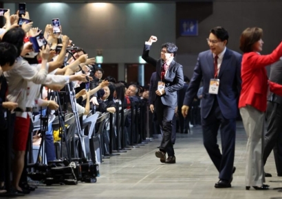 [포토] 전당대회 입장하는 당대표 후보들