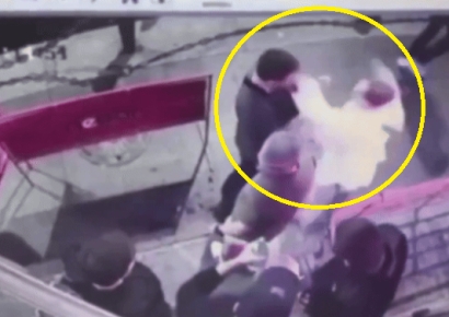 "딱 두 방에 끝냈다"…불청객 전 남친 KO시킨 여성[영상]