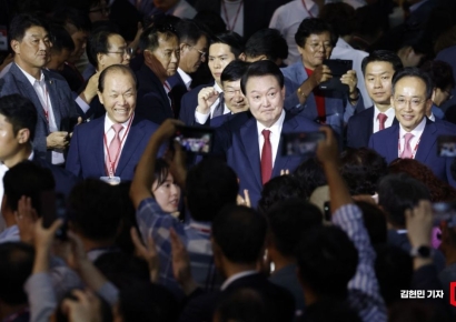 [포토]'주먹 불끈' 국민의힘 전당대회 참석하는 윤석열