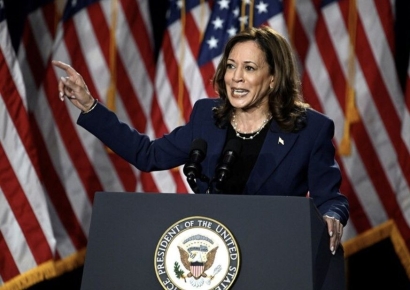 '트럼프 지지율 역전' 해리스…첫 대선 유세서 트럼프 정조준(종합)