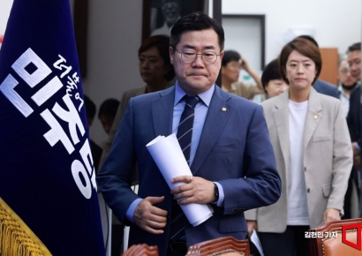 [포토] 최고위원회의 참석하는 박찬대 직무대행