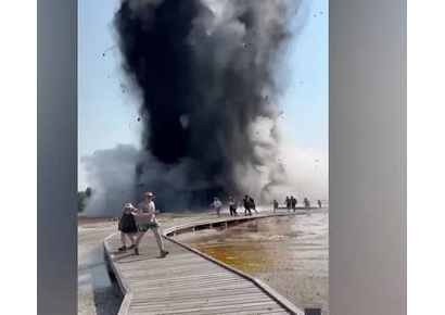 폭탄 터진 줄…거대한 먼지기둥에 관광객들 혼비백산