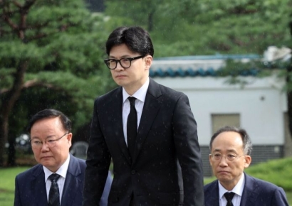 한동훈, 현충원 참배 "국민과 미래로"…'특검 요구'野에 "국민이 평가"
