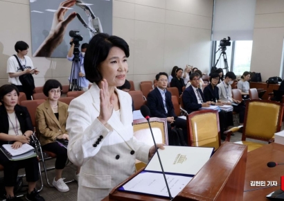 [포토] 선서하는 이진숙 방송통신위원장 후보자