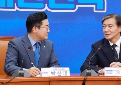 [포토] 대화하는 박찬대-조국