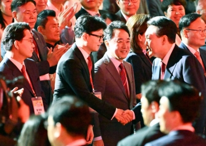 尹, 한동훈 지도부와 상견례…용산 "대화합의 만찬서 마음 모아갈 것"