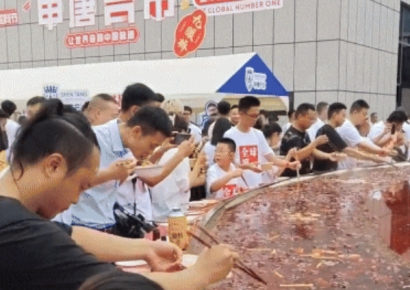 "비위생적이다"…1000명 동시에 먹을 수 있는 '대형 훠궈' 먹방