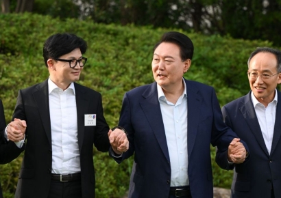 尹대통령·韓대표 '삼겹살 만찬'…손 맞잡고 "국민의힘 화이팅"(종합)