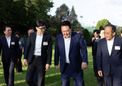 尹·韓, 첫 만찬서 '러브샷'…"다 잊고 앞으로 나가자"