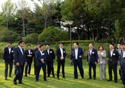 의대 증원 이견에 尹·韓 만찬 추석 이후로 연기…"민심 듣고 만날 것"