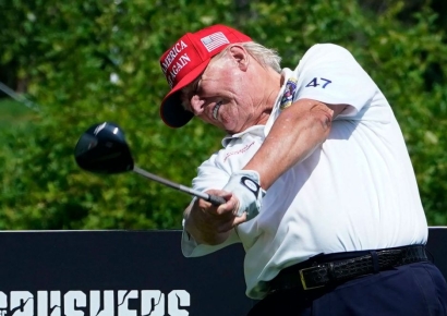 트럼프는 '전세계 골프장 컬렉터'…"꼭 가서 치고파" 이면엔 그린피 폭등 비판도