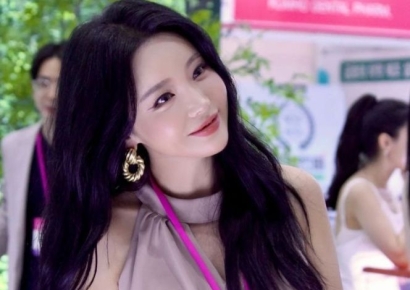 "직원 4명에 적자 7억" 홍진영 회사 상장 추진에 시끌