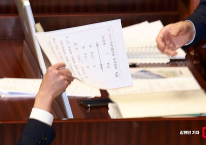 [포토] 국회의장에게 전달되는 채해병특검법 재의결 결과