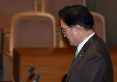 [포토] 채해병특검 재의결 결과 확인하는 우원식 국회의장