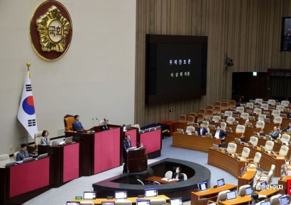 [포토] 방송법 반대 필리버스터 이어가는 이상휘 의원
