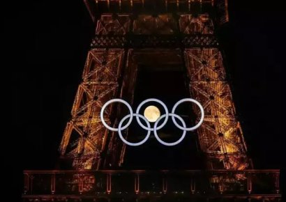 오륜기에 보름달이 '쏙'…에펠탑 '달빛 금메달' 화제 [파리올림픽]